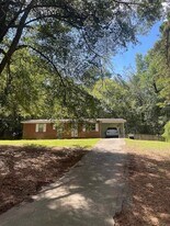 44 Armstead Dr in Stockbridge, GA - Building Photo