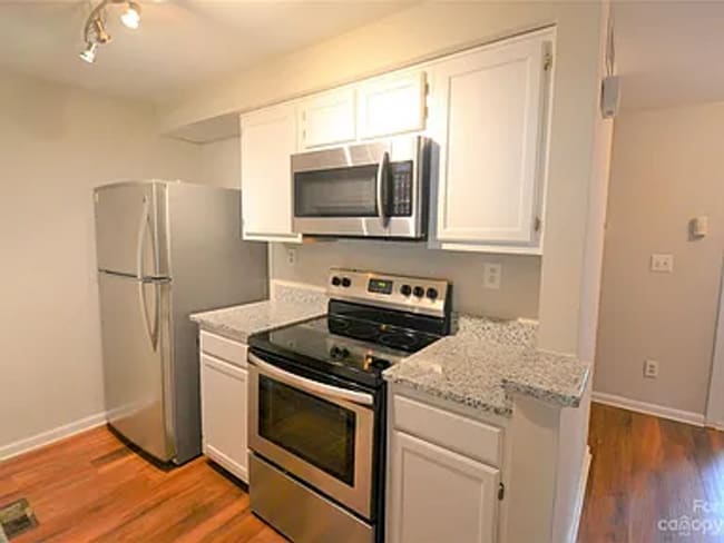 1319 Maple Shade Ln in Charlotte, NC - Foto de edificio - Building Photo