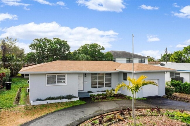 1060 NE 166th St in North Miami Beach, FL - Building Photo - Building Photo