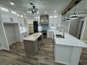 904 N Fulton Ave in Lubbock, TX - Foto de edificio - Building Photo