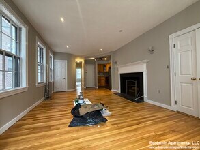 82 Phillips St, Unit 2 in Boston, MA - Foto de edificio - Building Photo