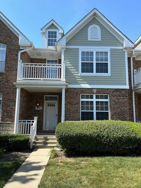 1900 Keystone Pl in Schaumburg, IL - Building Photo