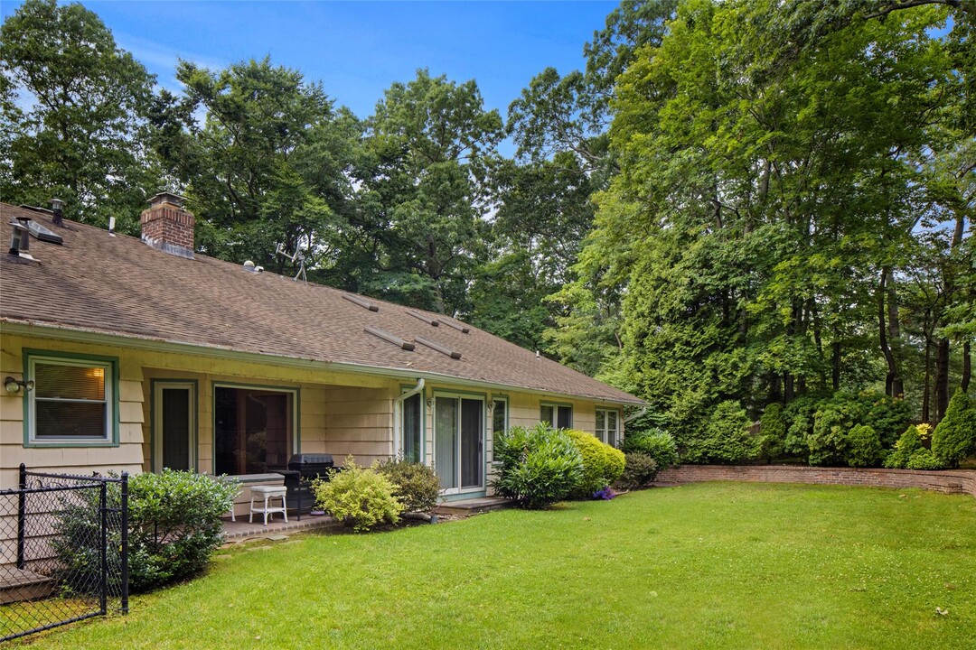 2032 Ridge Rd in Syosset, NY - Foto de edificio