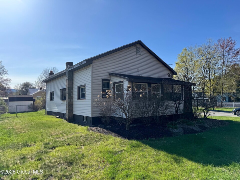 15 Rhode Island Ave in Queensbury, NY - Building Photo