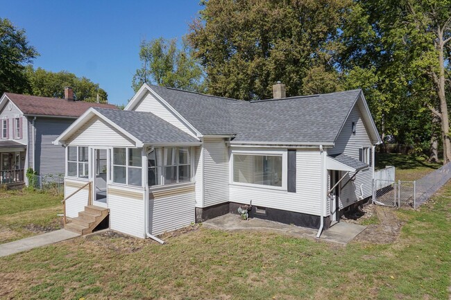 809 W Monroe St in Bloomington, IL - Building Photo - Building Photo
