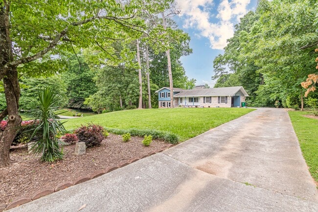 1574 Old Spring House Ln in Dunwoody, GA - Building Photo - Building Photo