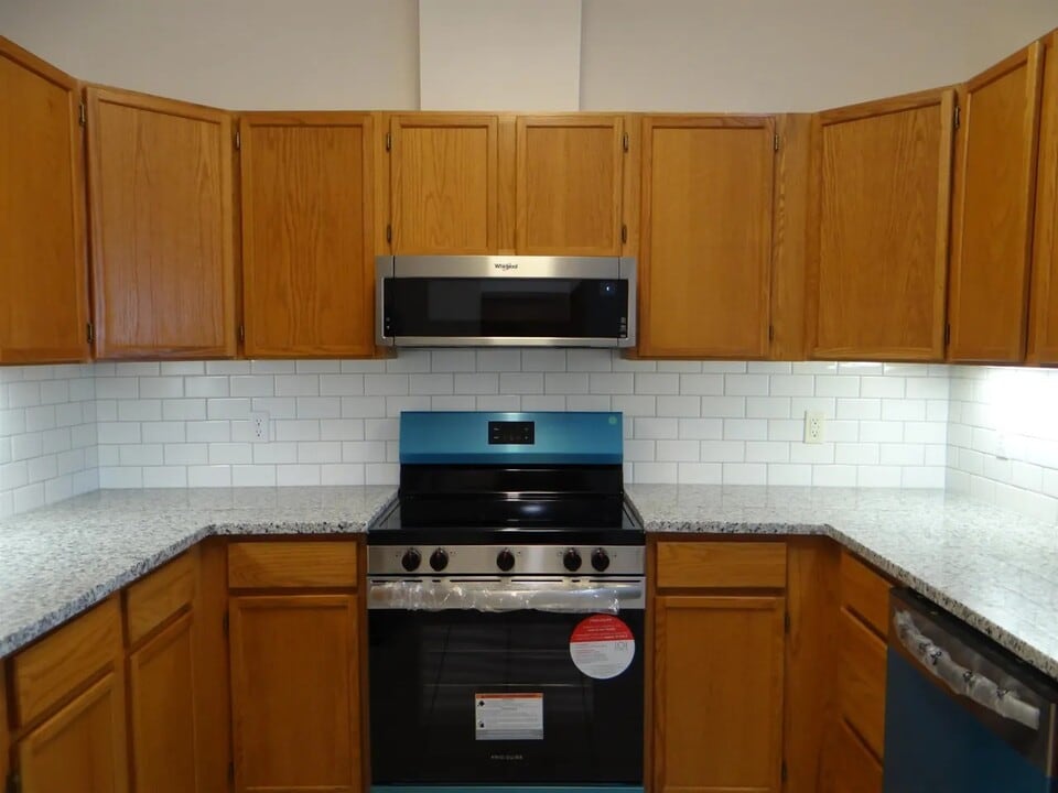 301 Harbour Town Dr, Unit 208 in Madison, WI - Foto de edificio