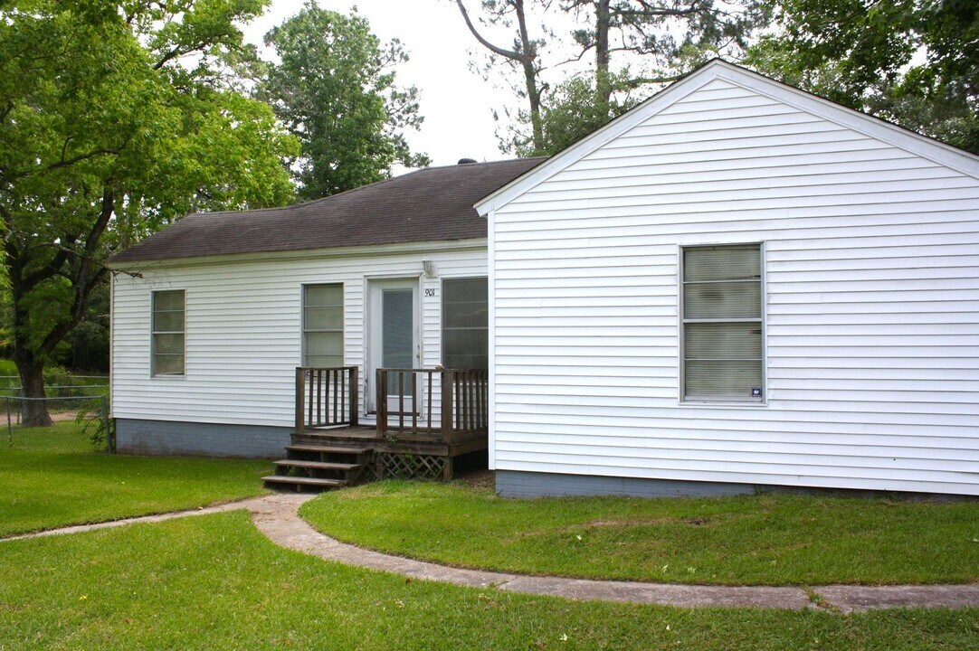 901 Dennis Ave in Leesville, LA - Building Photo