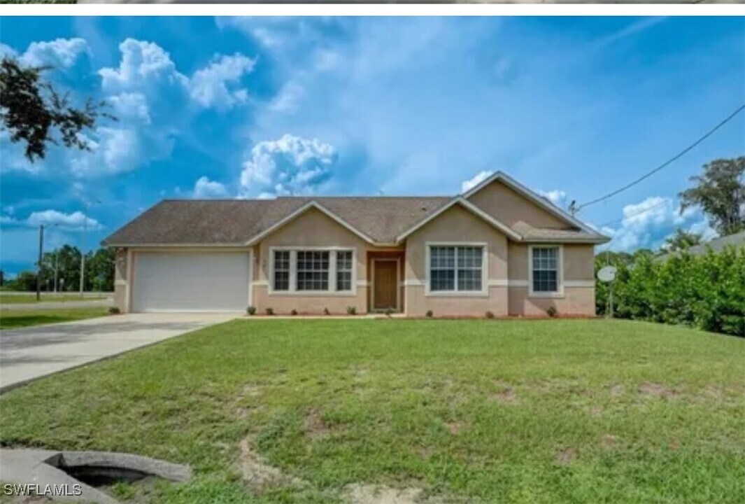 701 Arundel Cir in Ft. Myers, FL - Building Photo