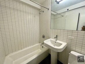 222 E 39th St in New York, NY - Building Photo - Building Photo