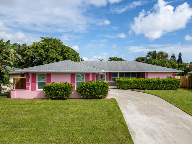 2518 Canterbury Dr N in Riviera Beach, FL - Building Photo - Building Photo