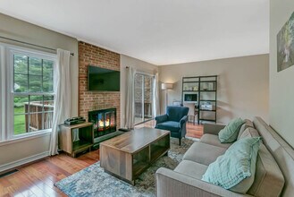 2883 Sutton Oaks Ln in Vienna, VA - Building Photo - Building Photo