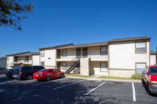 University Cove Apartments in San Antonio, TX - Foto de edificio - Building Photo