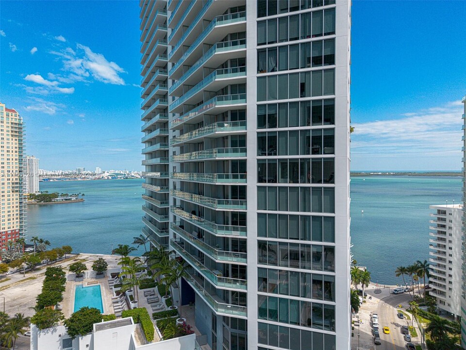 1300 Brickell Bay Dr in Miami, FL - Foto de edificio