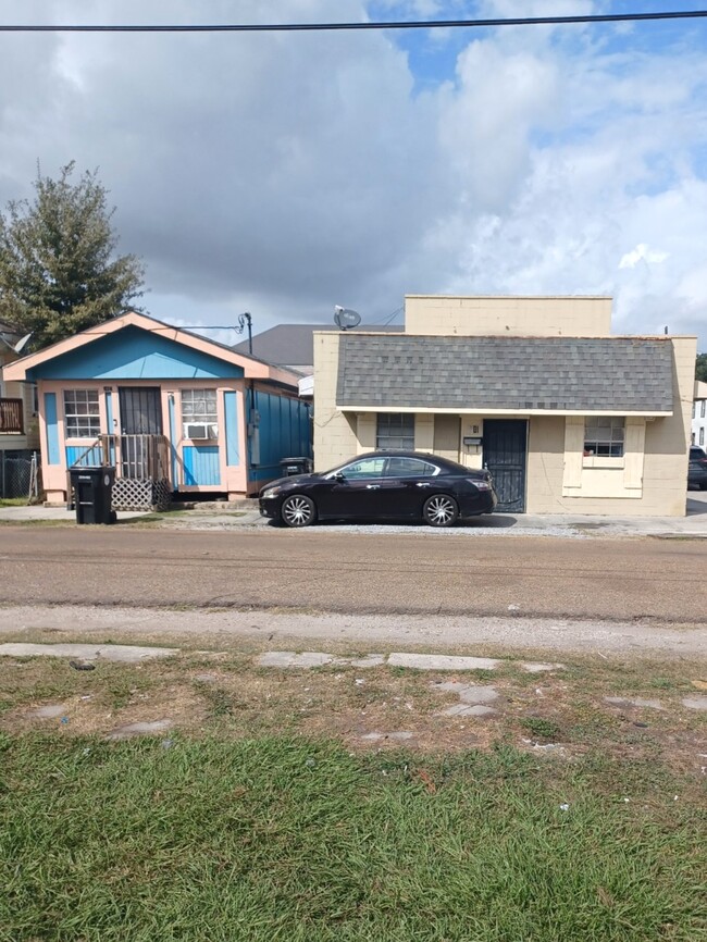 2401 S Johnson St in New Orleans, LA - Foto de edificio - Building Photo