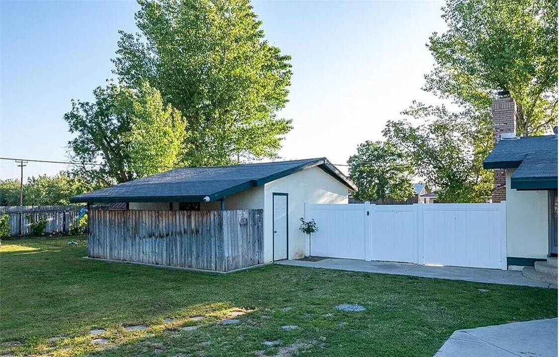 16825 Palm Ave in Bakersfield, CA - Building Photo