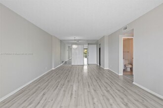 4200 Hillcrest Dr in Hollywood, FL - Building Photo - Building Photo