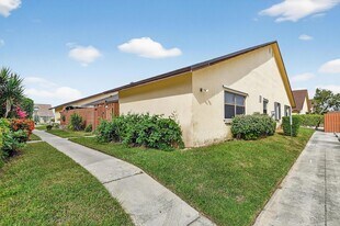 484 Springdale Cir in Palm Springs, FL - Building Photo