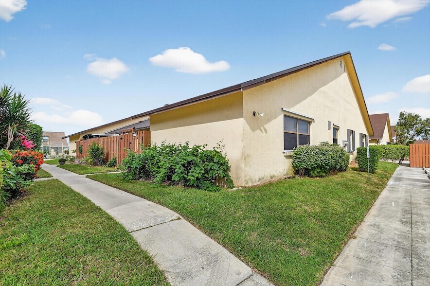 484 Springdale Cir in Palm Springs, FL - Building Photo