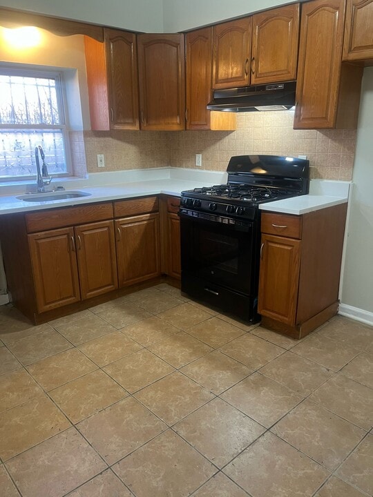 51 Holland St, Unit 1 in Newark, NJ - Building Photo