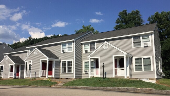 Oak Terrace Townhomes in Dover, NH - Foto de edificio - Building Photo