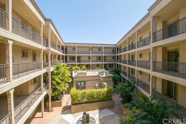 8238 W Manchester Ave, Unit 408 in Los Angeles, CA - Foto de edificio - Building Photo