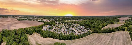 Kingsbrook Estates in Almont, MI - Foto de edificio - Building Photo