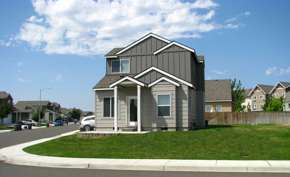 Parkview Village at Hansen Park in Kennewick, WA - Building Photo