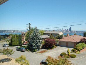 1303 44th Ave SW, Unit B in Seattle, WA - Building Photo - Building Photo
