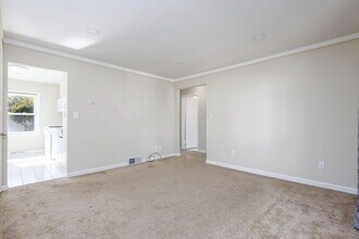 880 E Rowland Ave in Madison Heights, MI - Foto de edificio - Building Photo