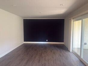 8545 Villa La Jolla Dr in San Diego, CA - Building Photo - Building Photo