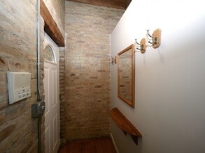 2849 W Belmont Ave, Unit 2R in Chicago, IL - Foto de edificio - Building Photo