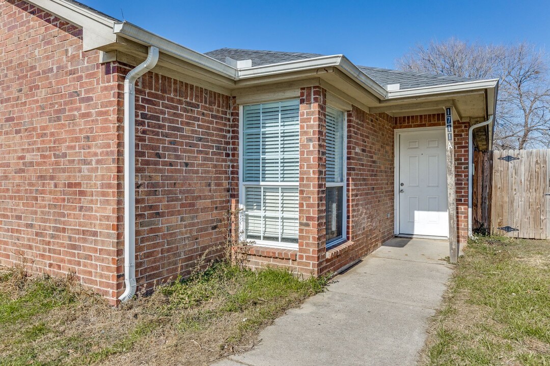 1711 Tina Marie Rd in Arlington, TX - Building Photo