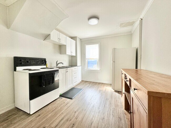 6 Chestnut St E in St Catharines, ON - Building Photo - Building Photo