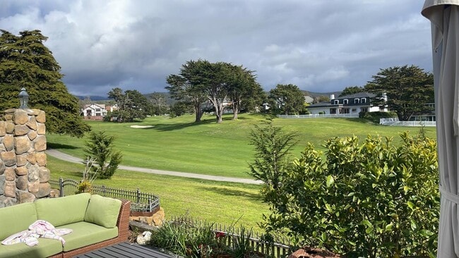 44 Fairway Pl in Half Moon Bay, CA - Building Photo - Building Photo