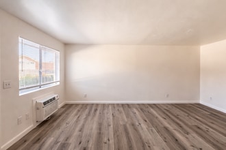 524 E Ave Q-12 in Palmdale, CA - Building Photo - Building Photo