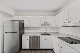900 Bay Dr, Unit 625 in Miami, FL - Building Photo - Building Photo