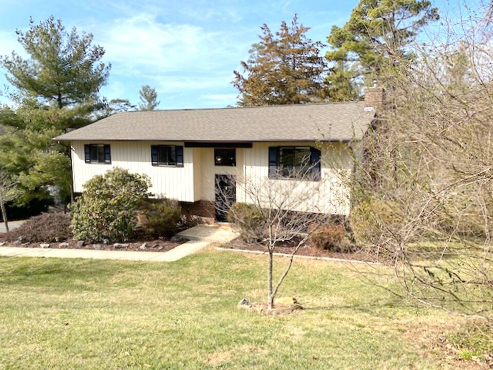 19 Village Ct in Weaverville, NC - Foto de edificio