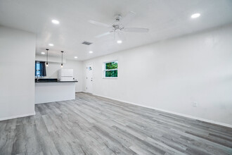 15736 Morgan St, Unit B in Clearwater, FL - Building Photo - Building Photo
