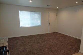 221 E Moneta Ave in Bakersfield, CA - Building Photo - Interior Photo