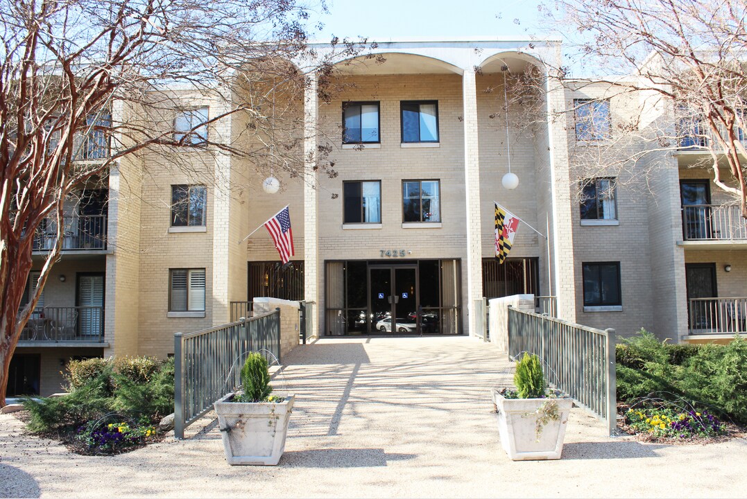 7425 Democracy Blvd in Bethesda, MD - Foto de edificio