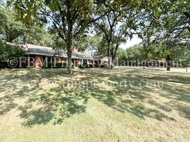 900 Dobbins Rd in Corsicana, TX - Foto de edificio - Building Photo