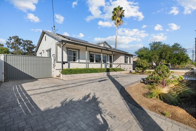 14673 Chatsworth St in Los Angeles, CA - Foto de edificio - Building Photo