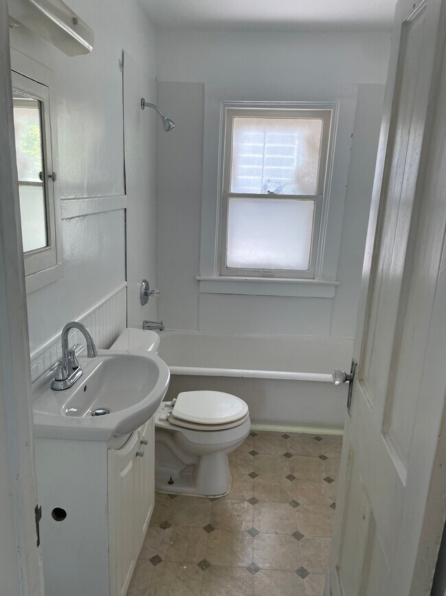 1608 E 12th St in Davenport, IA - Building Photo - Building Photo