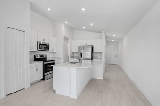 11545 Radiant Shr Lp in San Antonio, FL - Building Photo - Building Photo