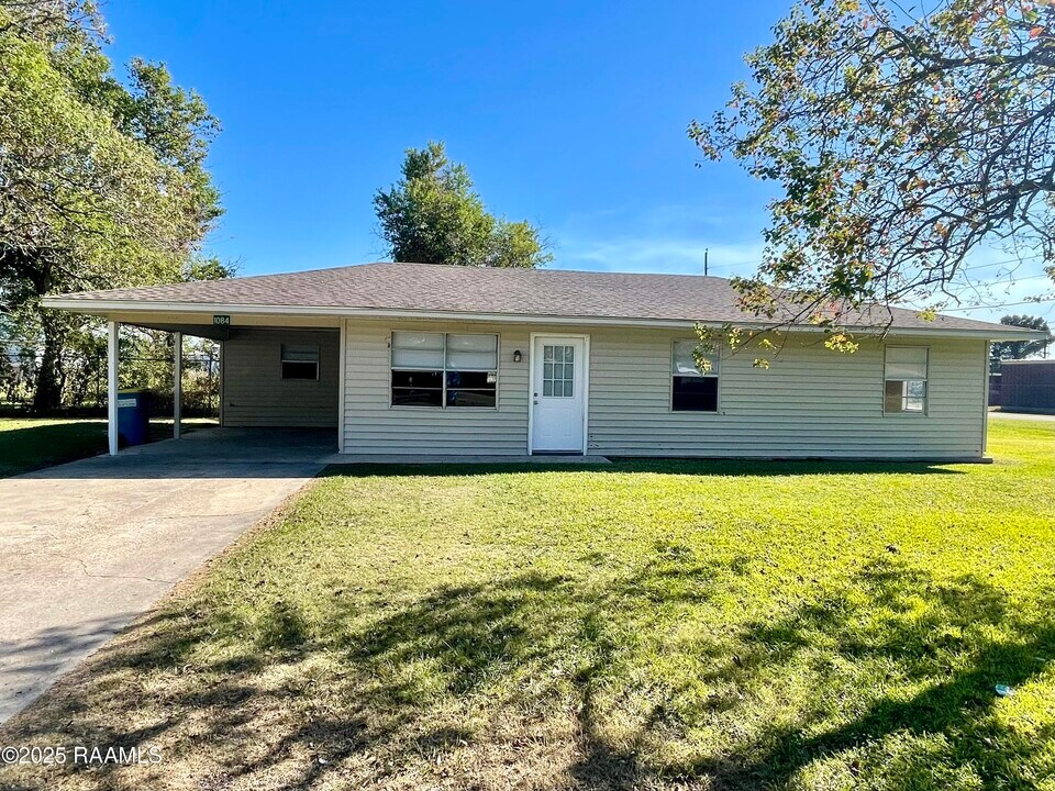 1084 Red Barn Rd in Breaux Bridge, LA - Building Photo