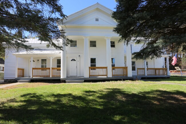 26 South St, Unit A in Edmeston, NY - Foto de edificio - Building Photo