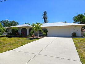 492 E Shade Dr in Venice, FL - Building Photo