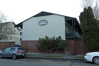 Alpine Chalet Apartments in Seattle, WA - Building Photo - Building Photo