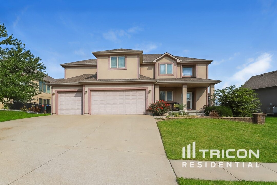 5008 S Park Ridge Dr in Blue Springs, MO - Foto de edificio